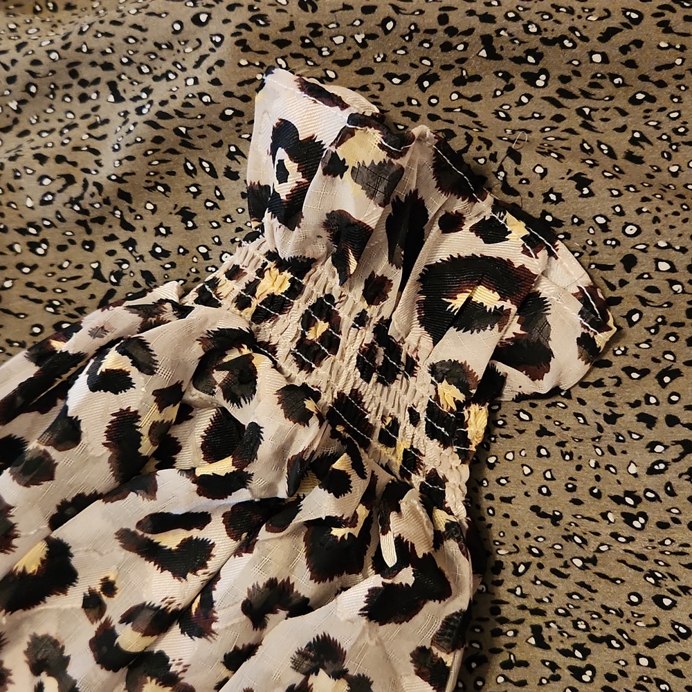 Beautifil Entro Leopard and Tan Blouse, Flowy Sleeves Gather At Wrist - Picture 10 of 13